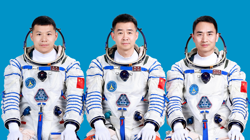La tripulación del Shenzhou-20 se reúne con la prensa en el Centro de Satélites de Jiuquan video poster