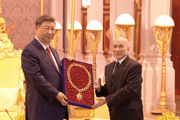 Xi_Jinping_Honrado_en_Camboya video poster