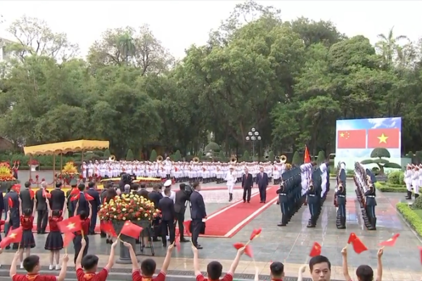 Xi Jinping inspecciona la guardia de honor vietnamita Xi_Jinping_inspecciona_la_guardia_de_honor_vietnamita video poster