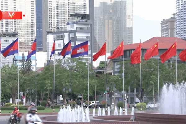 Xi Jinping llega a Phnom Penh para visita oficial a Camboya Xi_Jinping_llega_a_Phnom_Penh_para_visita_oficial_a_Camboya