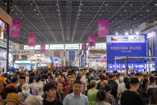 Zumbido del Comercio Global: Las Principales Empresas Acuden a Ferias en China Zumbido_del_Comercio_Global__Las_Principales_Empresas_Acuden_a_Ferias_en_China