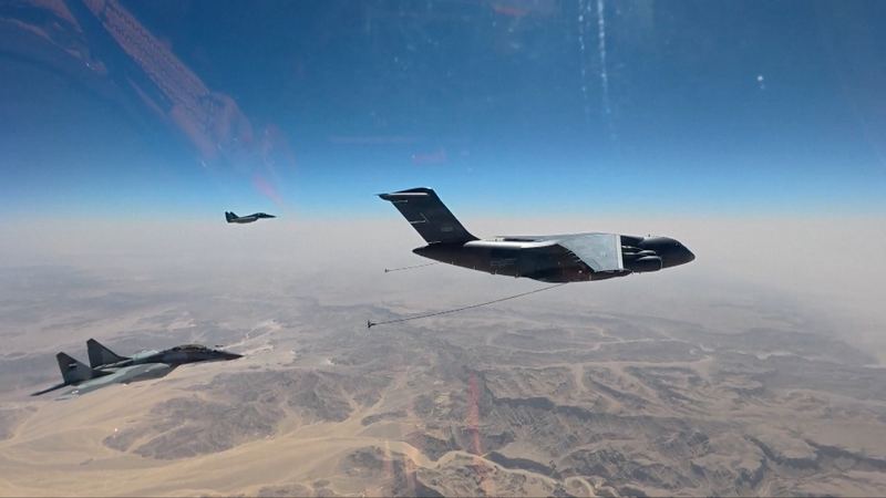 China y Egipto se elevan en un entrenamiento conjunto histórico de la Fuerza Aérea video poster