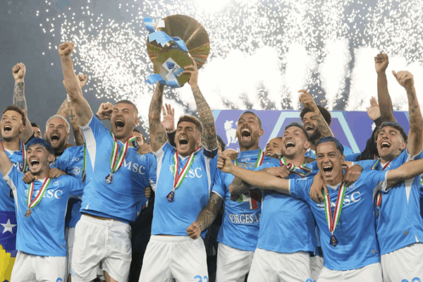Napoli asegura su 4to tĂtulo en la Serie A, Conte hace historia Napoli asegura su 4to tĂtulo en la Serie A, Conte hace historia