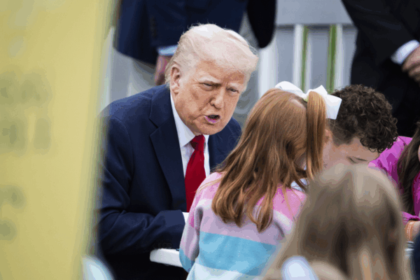 Turbulencia Arancelaria: '2 Muñecas vs 30' de Trump Sacude el Mundo de los Juguetes video poster