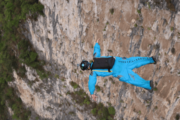 Emoción al límite: salto BASE en vivo desde el Cañón de Yunnan Emoción al límite: salto BASE en vivo desde el Cañón de Yunnan video poster