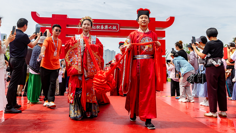 Desfile de Boda al Estilo de la Dinastía Song Deslumbra en Ninghai