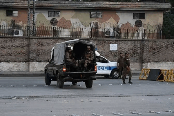 Pakistán e India acuerdan un alto el fuego inmediato video poster