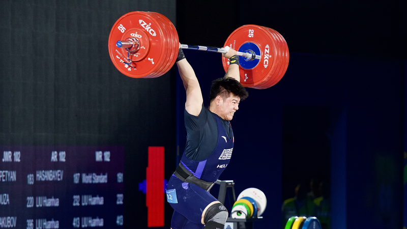 ¡Liu Huanhua Brilla con Dos Oros en el Campeonato Asiático de Halterofilia!