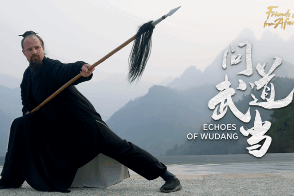 Americano descubre la sabiduría oriental en las montañas de Wudang video poster