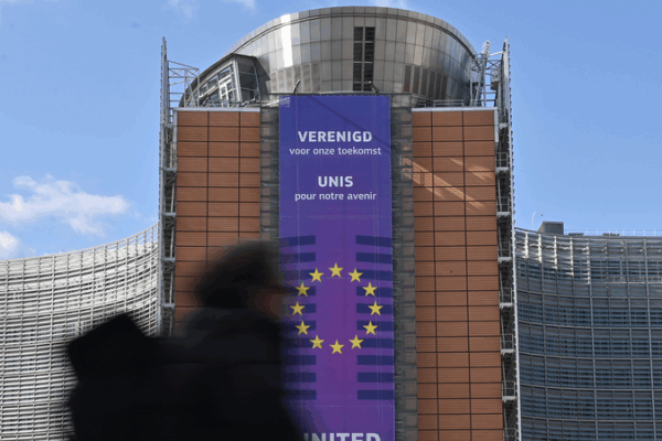 La UE Reduce la Previsión de Crecimiento de 2025 al 0,9% por Aranceles de Trump