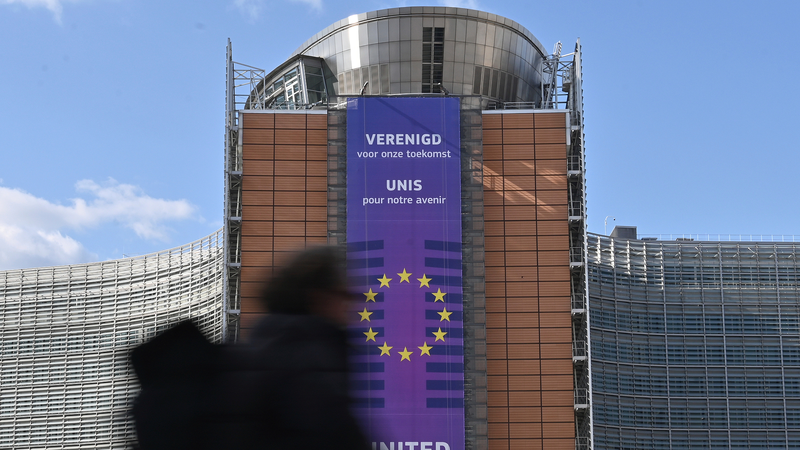 La UE Reduce la Previsión de Crecimiento de 2025 al 0,9% por Aranceles de Trump