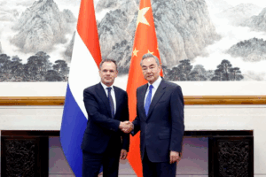 Wang Yi y el FM holandés impulsan la cooperación global en Pekín
