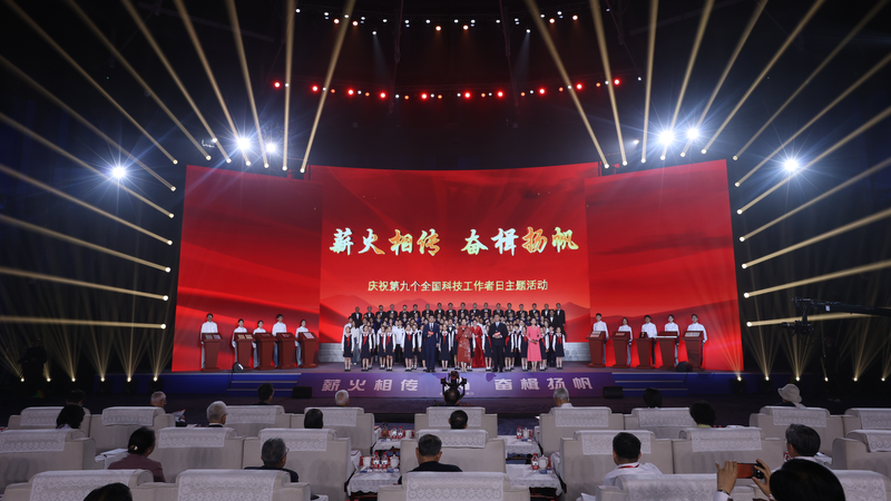 China celebra héroes de ciencia y tecnología en el Día Nacional de los Trabajadores