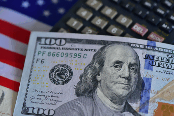 Demanda de Dólares y Política: Desenmascarando los Riesgos de la Deuda de EE.UU.