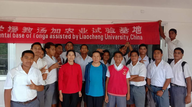 Profesora China de Agronomía Revoluciona la Agricultura en Tonga