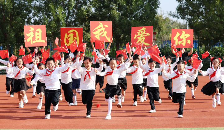Xi Felicita a los Jóvenes Pioneros en el 9º Congreso Nacional