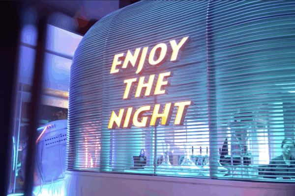 Revolución Gen-Z: Los Livehouses Encienden la Vida Nocturna de China Continental video poster