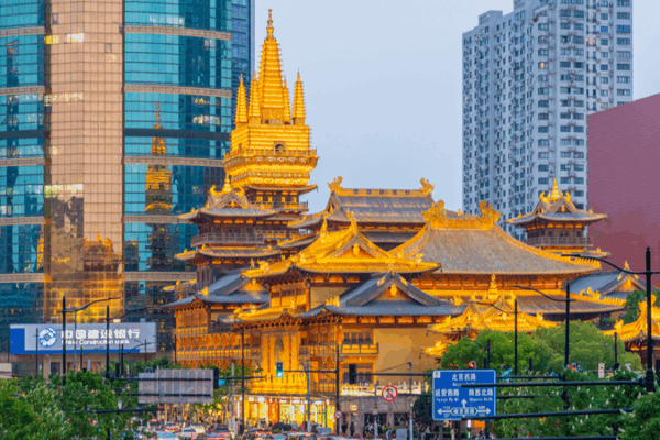 El Templo Jing'an de Shanghái brilla con su encanto histórico