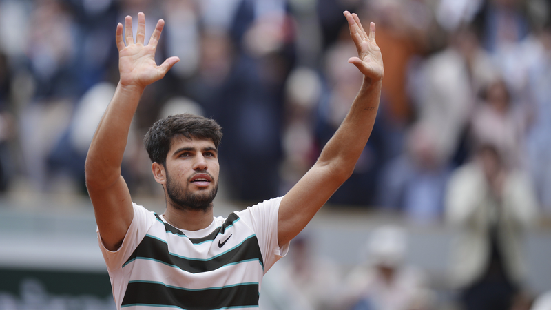 Alcaraz_y_Swiatek_encienden_el_Abierto_de_Francia_durante_la_despedida_de_Nadal