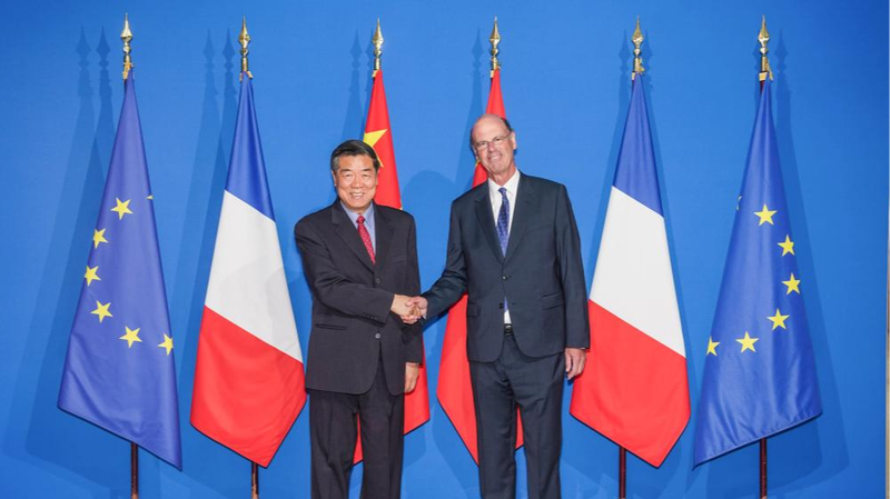 China y Francia impulsan lazos económicos en París