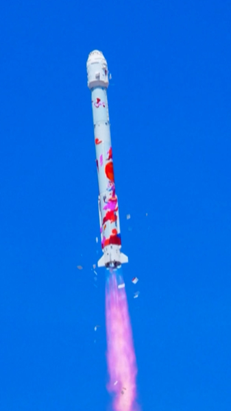 El cohete ZQ-2E lanza 6 satélites en un vuelo espectacular video poster