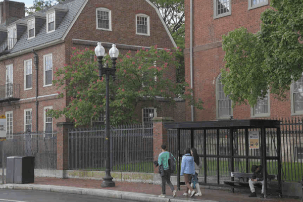 Trump amenaza con cambiar subvención de $3 mil millones en Harvard