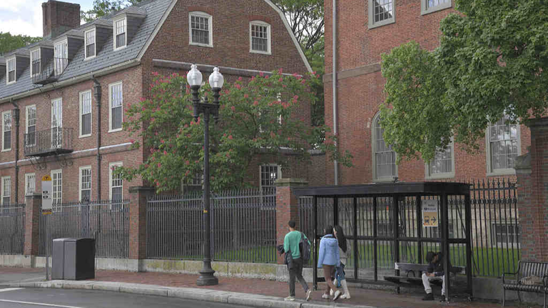 Trump amenaza con cambiar subvención de $3 mil millones en Harvard