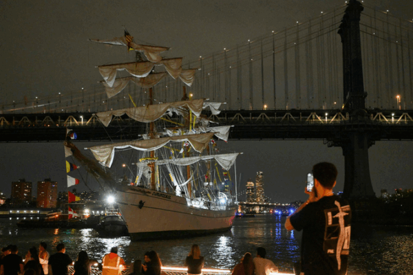 Buque_Escuela_de_la_Marina_Mexicana_choca_contra_el_Puente_de_Brooklyn