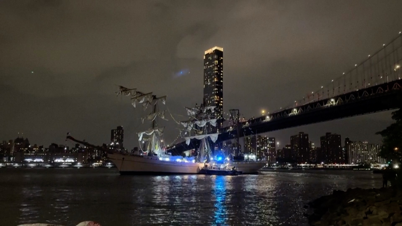 Buque_de_la_Armada_Mexicana_choca_contra_el_Puente_de_Brooklyn__visita_festiva_sale_mal video poster