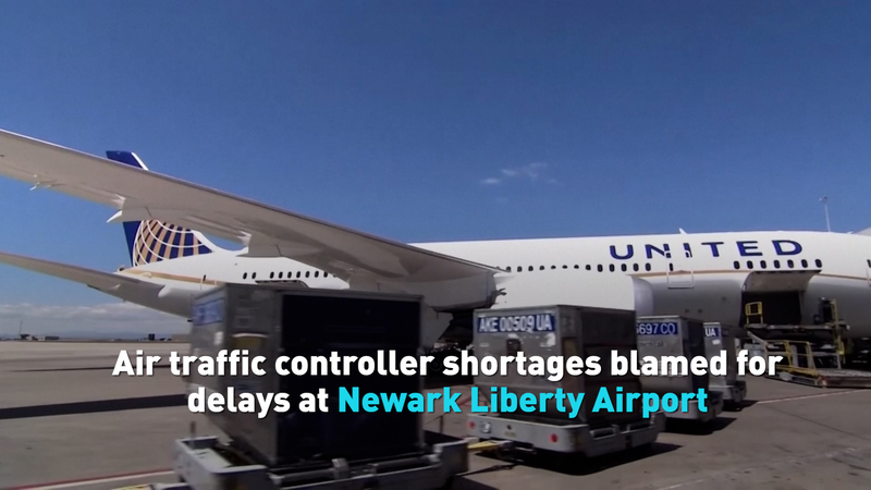 Escasez de Controladores de Tráfico Aéreo Retrasa Vuelos en Newark video poster