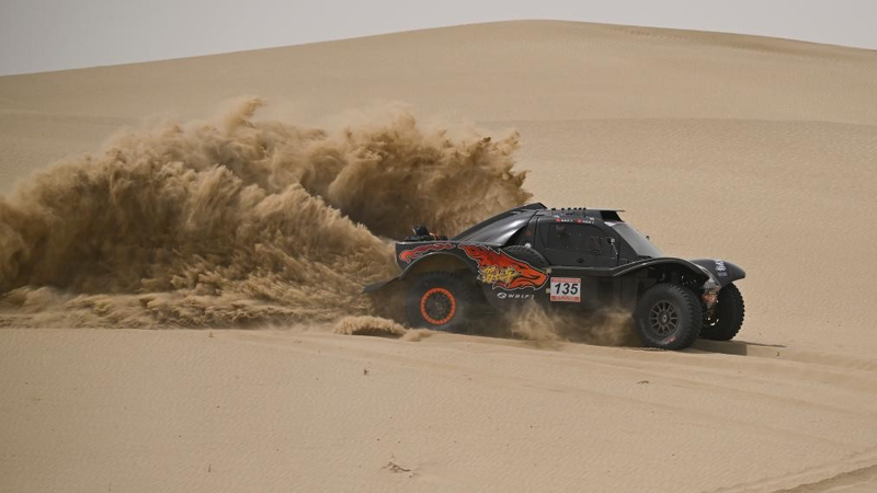 Corredores_conquistan_las_dunas_en_la_Etapa_2_del_Rally_Taklimakan video poster