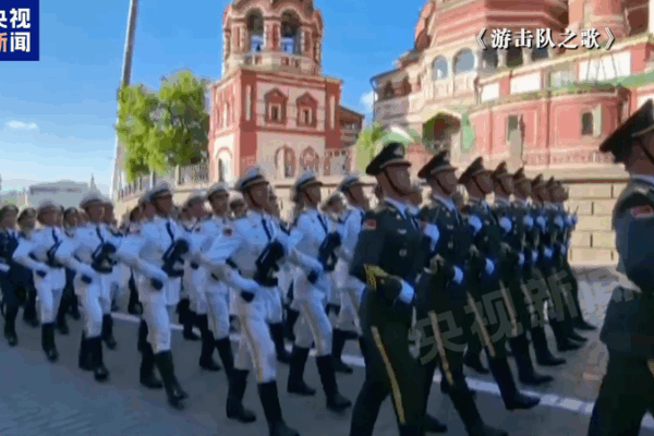 Canciones Resonantes Llenan la Plaza Roja de Moscú en la Gran Conmemoración de la Segunda Guerra Mundial video poster