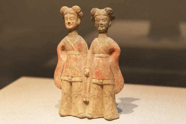 Antigua figurilla de manos entrelazadas inspira tendencia de dúos en hanfu