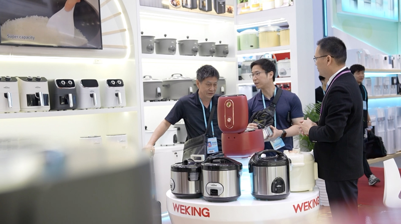 Empresas_chinas_navegan_tensiones_comerciales_con_EE_UU_ video poster