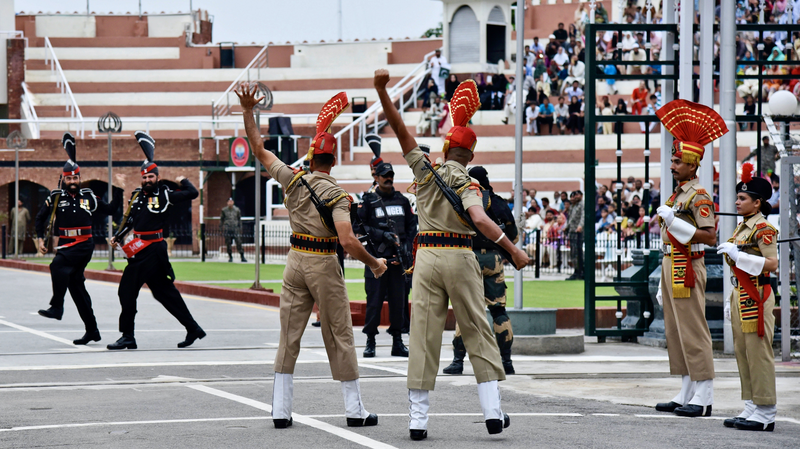 Más allá de las puertas: Drama diario en la frontera Attari-Wagah video poster