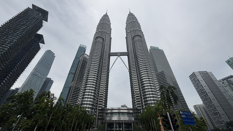 El Primer Ministro Chino Llega a Kuala Lumpur para una Cumbre Histórica