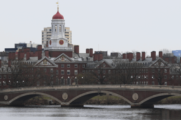 Juez Bloquea la Prohibición de Trump a Estudiantes Internacionales en Harvard Juez Bloquea la Prohibición de Trump a Estudiantes Internacionales en Harvard