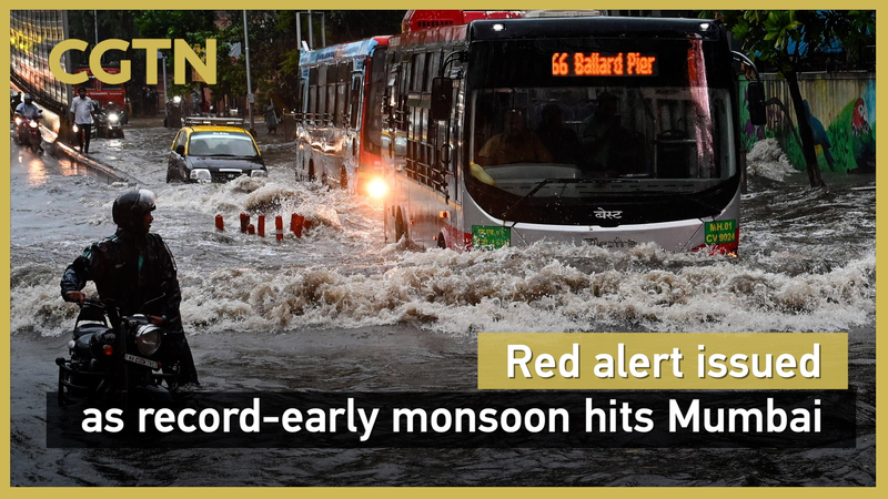 Alerta roja en Mumbai: ¡El monzón más temprano registrado afecta la ciudad! video poster