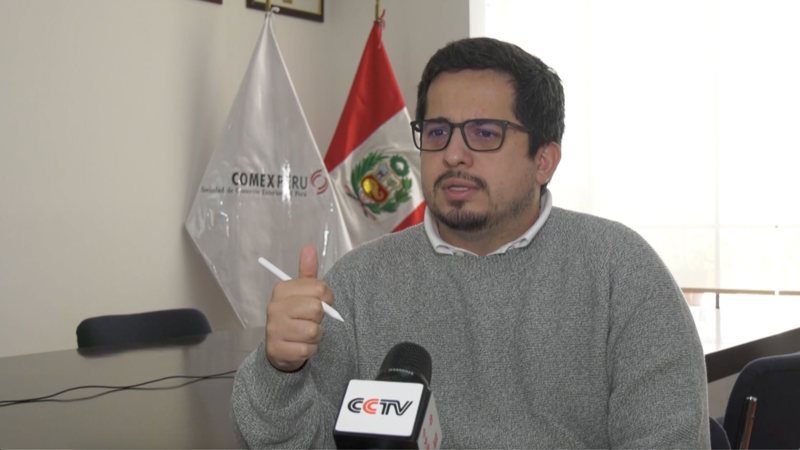Peruanos adoptan la política de exención de visa de China Peruanos adoptan la política de exención de visa de China video poster