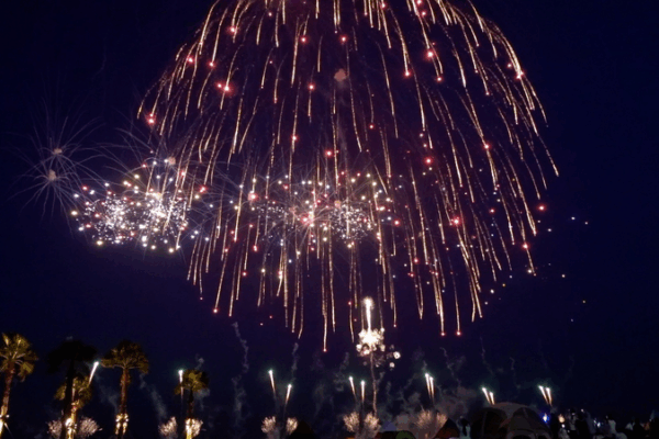 La economía de los fuegos artificiales impulsa la Semana Dorada del Primero de Mayo en Shanghái video poster