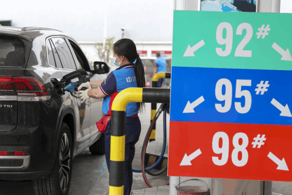 China reduce precios de gasolina y diésel en medio de cambios globales en el petróleo China reduce precios de gasolina y diésel en medio de cambios globales en el petróleo