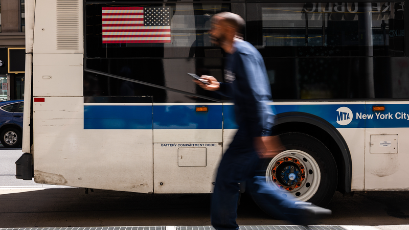 Los aranceles de Trump sacuden una inversión de $165B y empleos automotrices