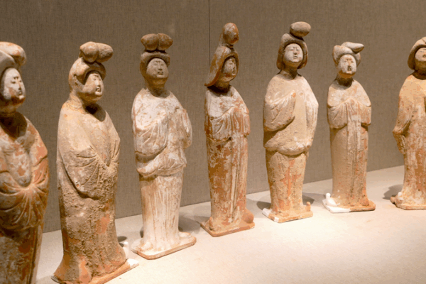 Figurillas Tang: Guardianes de una Era Próspera