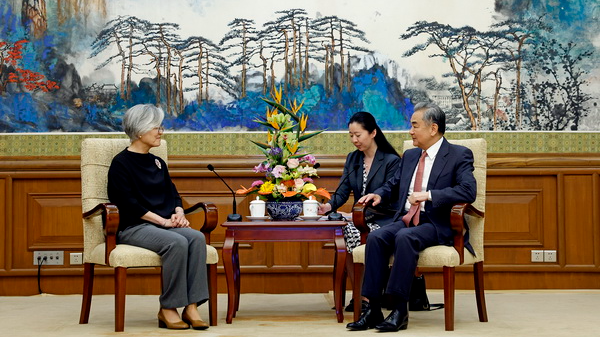 Wang Yi pide un diálogo positivo entre China y EE.UU. en Asia-Pacífico