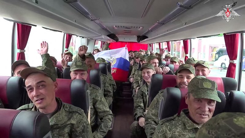 Intercambio histórico de prisioneros 303-303 marca un nuevo capítulo en las conversaciones entre Rusia y Ucrania