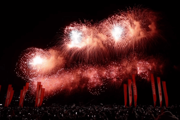 Moscú deslumbra con fuegos artificiales en el 80º aniversario de la victoria en la Segunda Guerra Mundial Moscú deslumbra con fuegos artificiales en el 80º aniversario de la victoria en la Segunda Guerra Mundial video poster