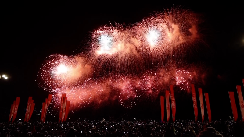 Moscú deslumbra con fuegos artificiales en el 80º aniversario de la victoria en la Segunda Guerra Mundial video poster