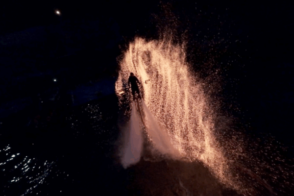 Flyboarding se encuentra con antiguos calderos de fuego: una exhibición deslumbrante video poster