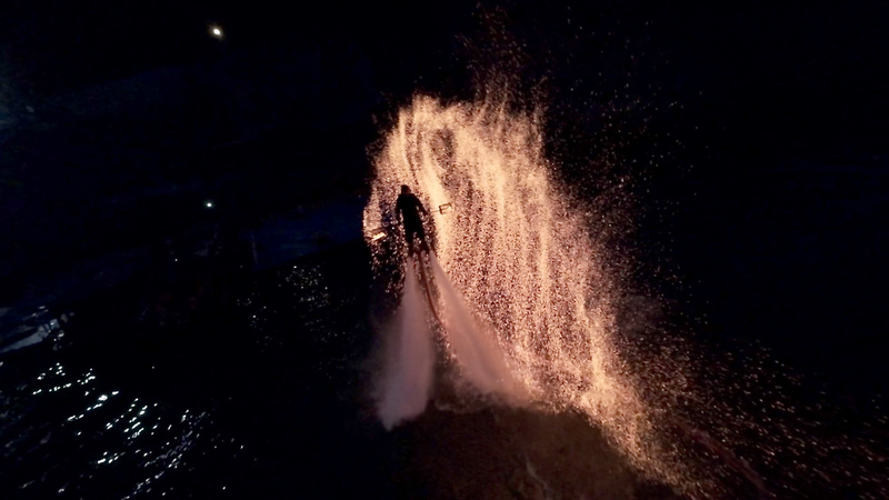 Flyboarding se encuentra con antiguos calderos de fuego: una exhibición deslumbrante video poster