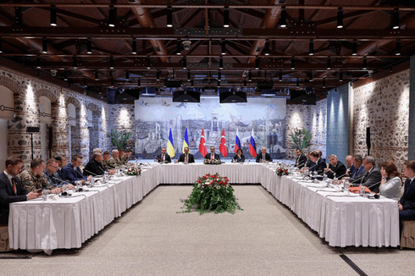 Raras conversaciones entre Rusia y Ucrania ofrecen esperanza para una resolución política